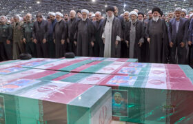 اقامه نماز رهبر انقلاب بر پیکر ابراهیم رئیسی و ۷ شهید خدمت