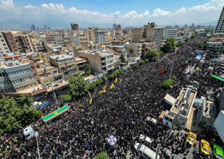 بدرقهٔ شهدای خدمت بر بال مهر مردم تا بهشت